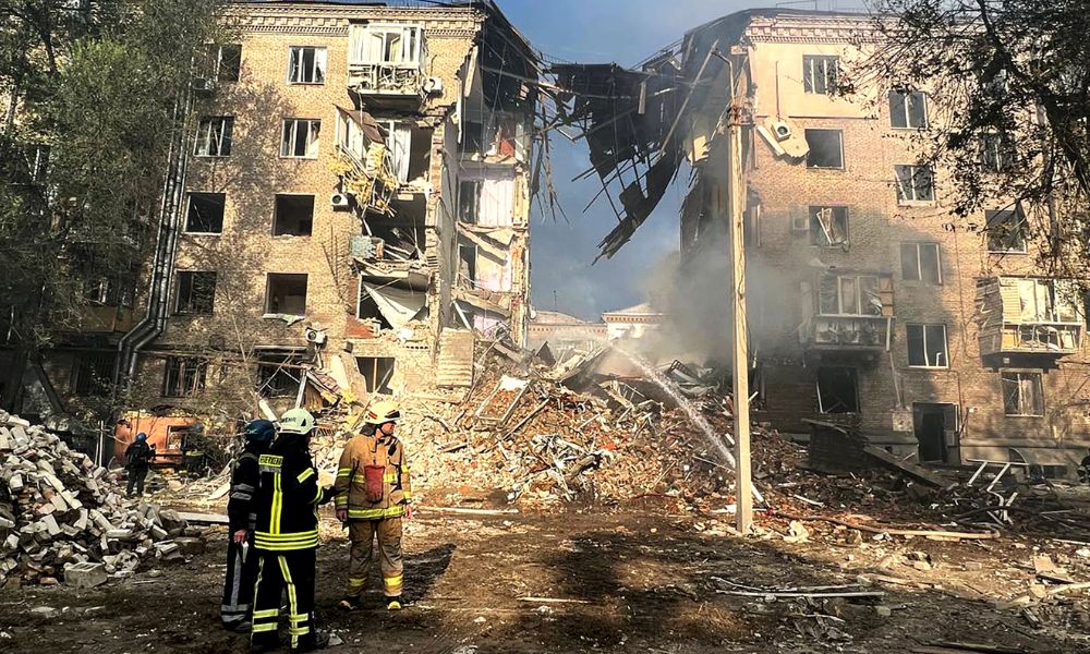 Bombardeios maciços na Ucrânia danificam infraestruturas civis e violam o direito de guerra