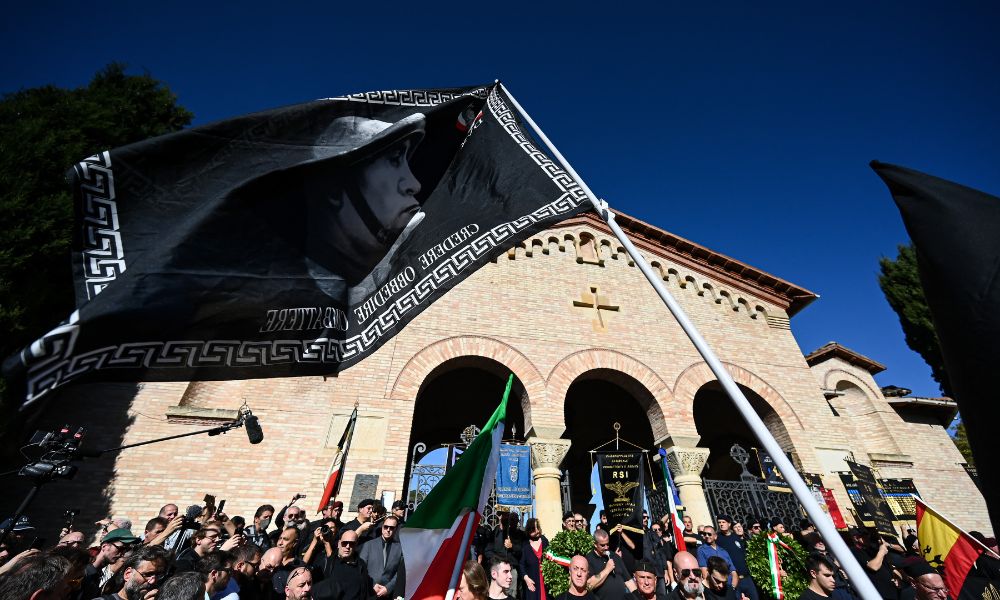 Centenas de pessoas homenageiam Mussolini em comemoração aos 100 anos da ‘Marcha sobre Roma’