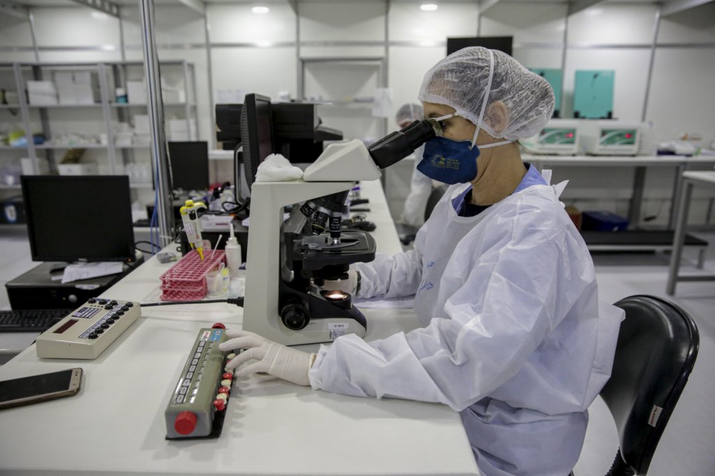 ‘Apagão’ da vigilância genética atrasa detecção de novas variantes do coronavírus no Brasil