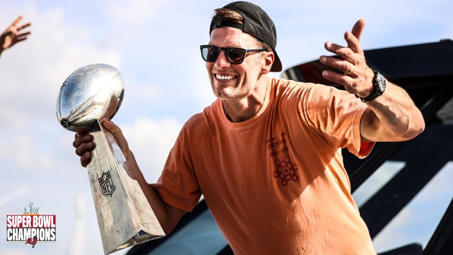 Em desfile dos campeões do Super Bowl, Tom Brady arremessa troféu de barco; assista