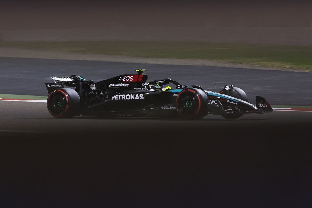 Lewis Hamilton faz o melhor tempo no primeiro dia de treino para o GP do Bahrein de Fórmula 1