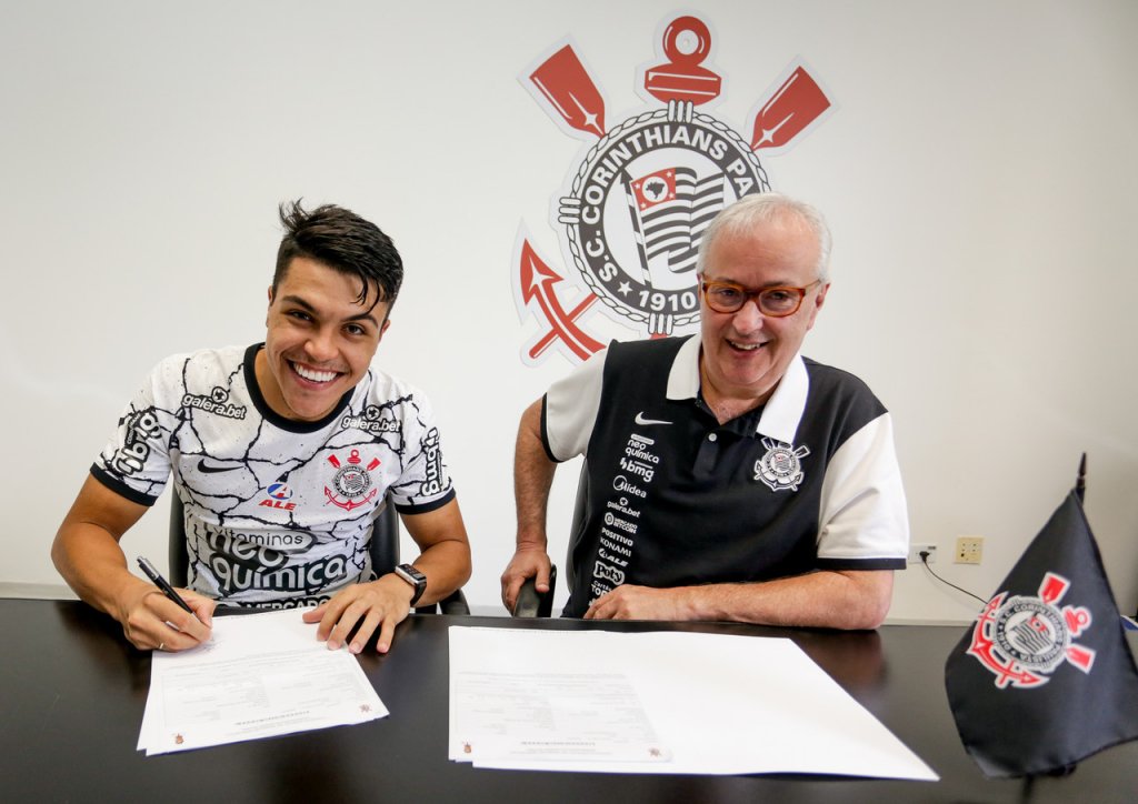 Corinthians renova contrato do meio-campista Roni até o fim de 2024