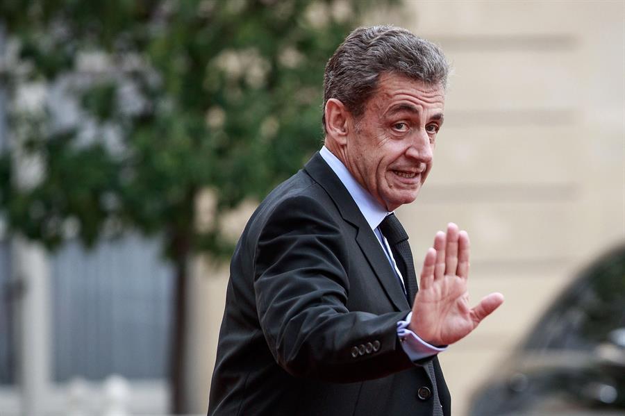 Ex-presidente Nicolas Sarkozy é condenado a três anos de prisão na França
