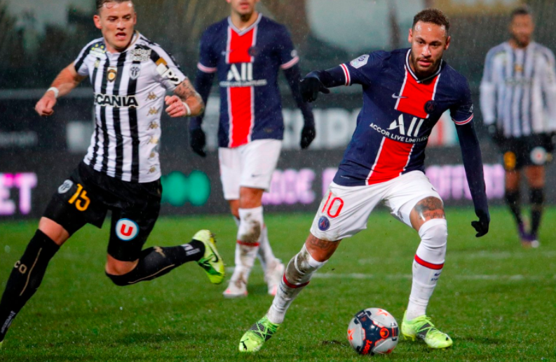 Com volta de Neymar, PSG vence Angers e lidera Campeonato Francês