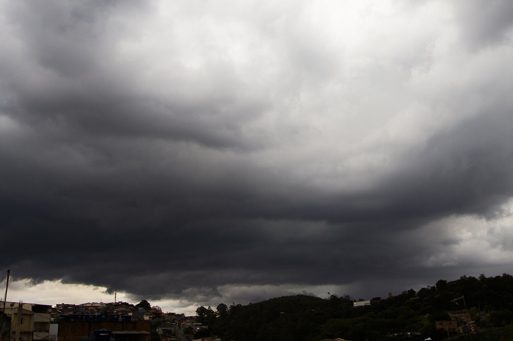 Inmet emite alerta vermelho para temporais em várias regiões do país