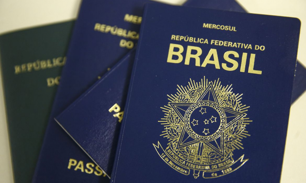 Fila para emissão de passaporte chega a 100 mil pessoas, diz Polícia Federal 