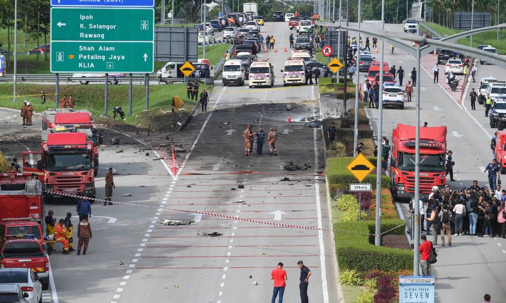 Colisão entre avião, carro e moto deixa ao menos 10 mortos na Malásia
