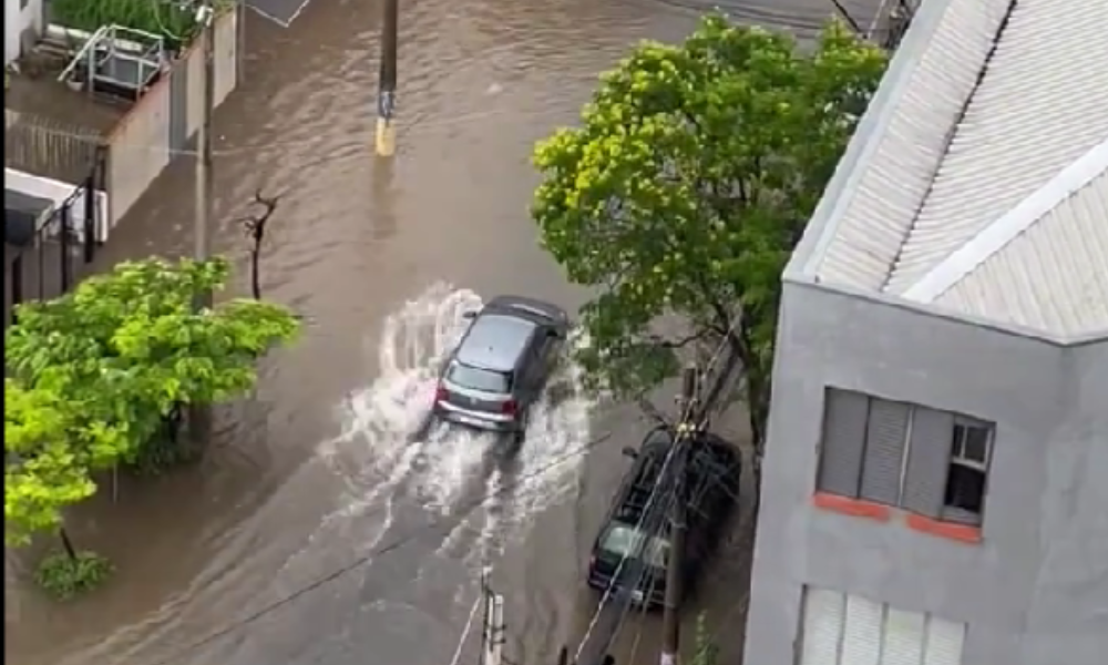 Temporal alaga ruas de Porto Alegre, deixa carros debaixo d’água e prejudica trânsito