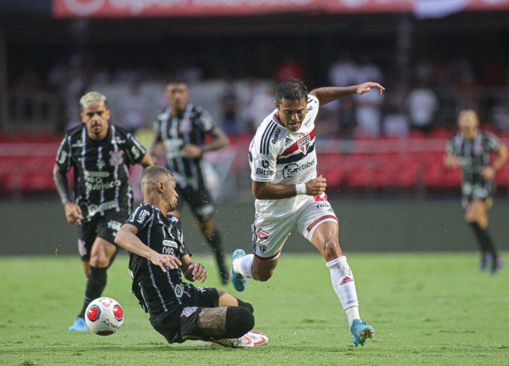São Paulo aplica primeira derrota a Vítor Pereira e vence o Corinthians no Morumbi
