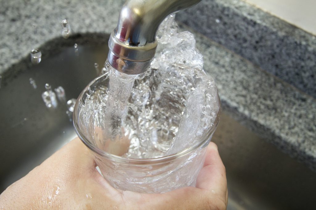 Lei que obriga estabelecimentos a oferecer água de graça é analisada no STF