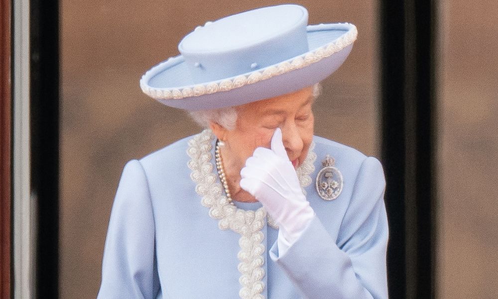 Rainha Elizabeth II passa mal e se ausenta das comemorações dos 70 anos de reinado