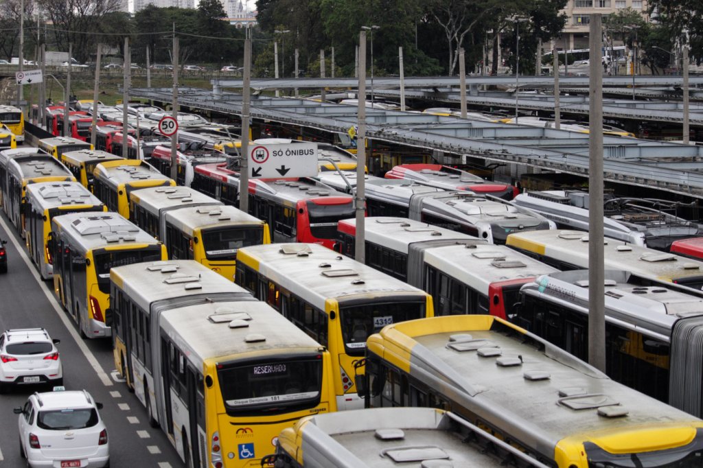 Após assembleia, motoristas de ônibus aprovam estado de greve em São Paulo
