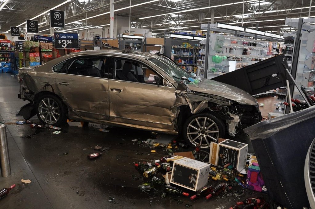 Após ser demitido, ex-funcionário invade Walmart com carro e destrói loja nos EUA