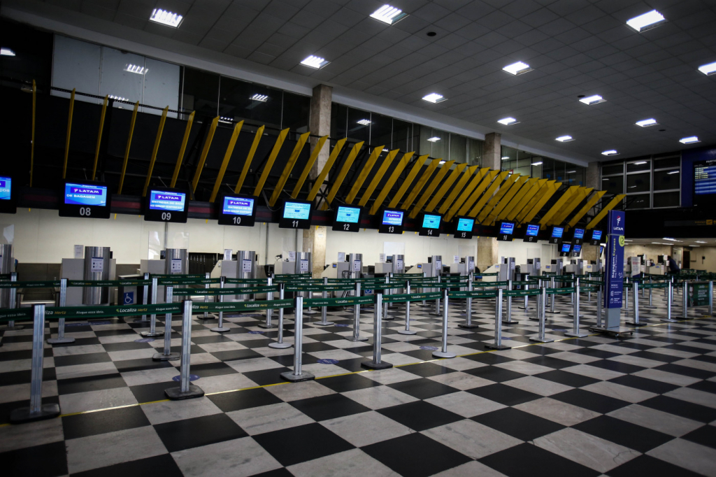 Prefeitura de São Paulo monitora passageiros de voo que registrou caso da variante indiana