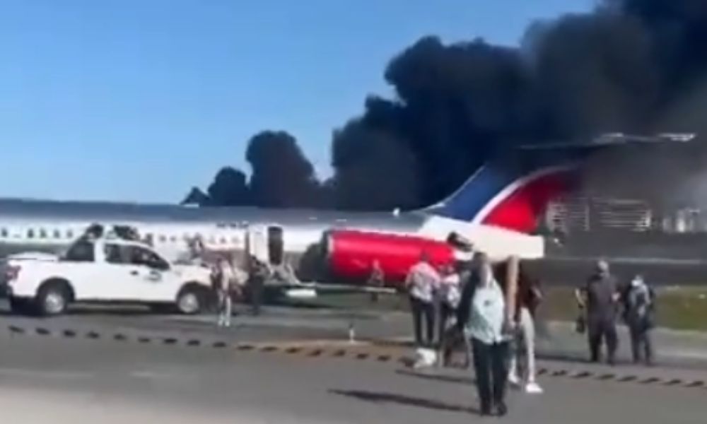 Avião com 140 passageiros pega fogo durante pouso no Aeroporto Internacional de Miami