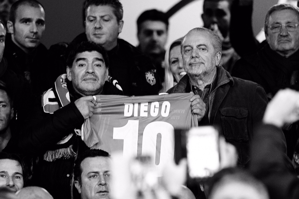 Presidente do Napoli confirma que estádio do clube terá nome de Maradona