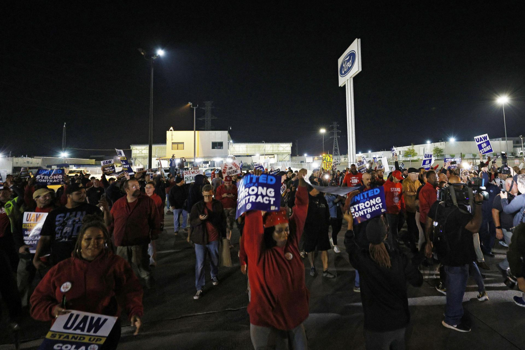 Sindicato automotivo dos EUA anuncia greve em três fábricas