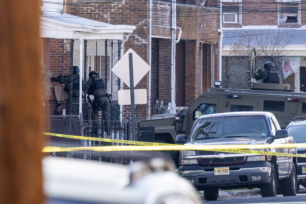 Polícia de Nova Jersey prende homem ‘extremamente perigoso’ suspeito de matar madrasta, irmã e mais uma mulher