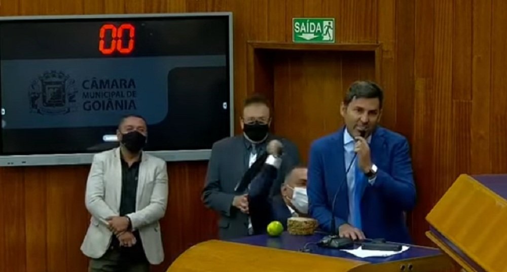 Vereador de Goiânia pede e leva golpes de cinto na Câmara; veja vídeo