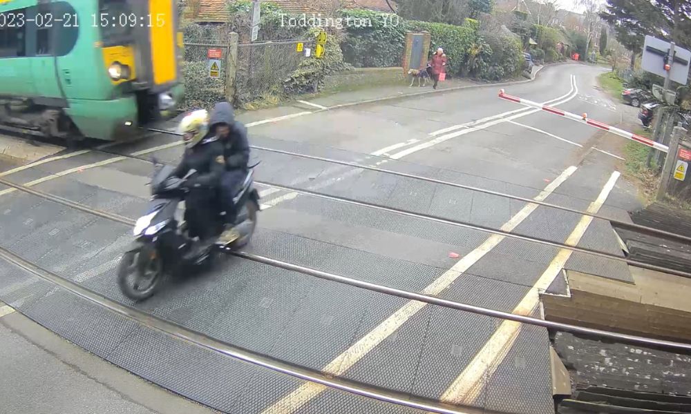 Motociclista se salva de ser atingindo por trem a mais de 110 km/h no último segundo; assista