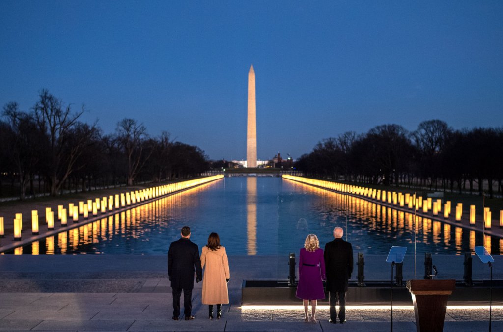 Joe Biden e Kamala prestam homenagem aos 400 mil mortos pela Covid-19 nos EUA