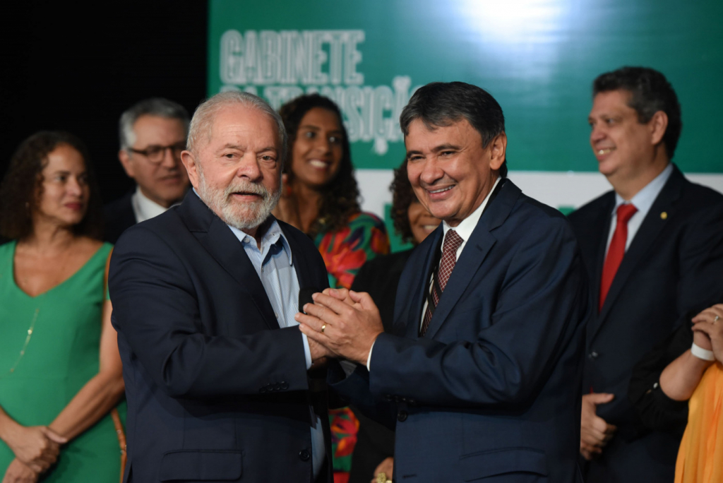 Em meio a negociações da reforma ministerial, Lula diz a Wellington Dias que ele permanecerá no governo