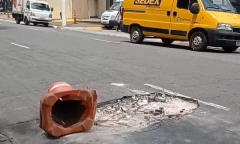 Moradores de Moema denunciam buracos no asfalto e semáforos quebrados
