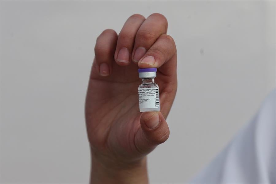 Enfermeira mexicana é primeira pessoa a ser vacinada na América Latina