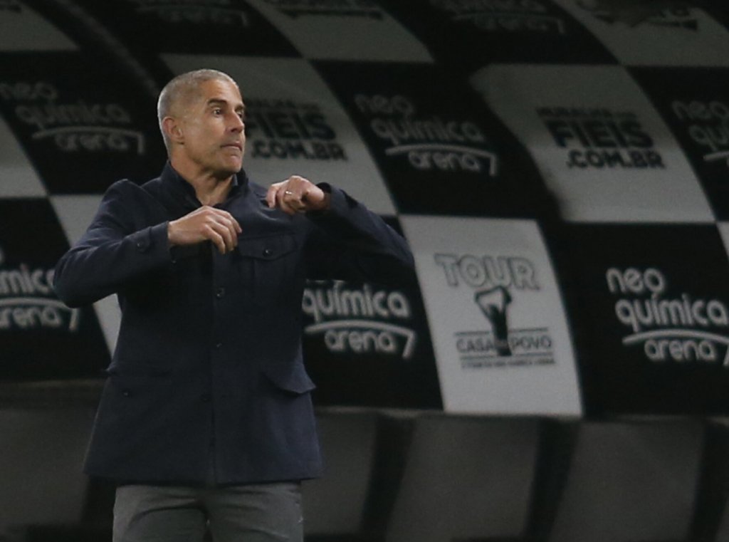 Sylvinho se emociona com retorno da torcida do Corinthians e responde sobre chance de título