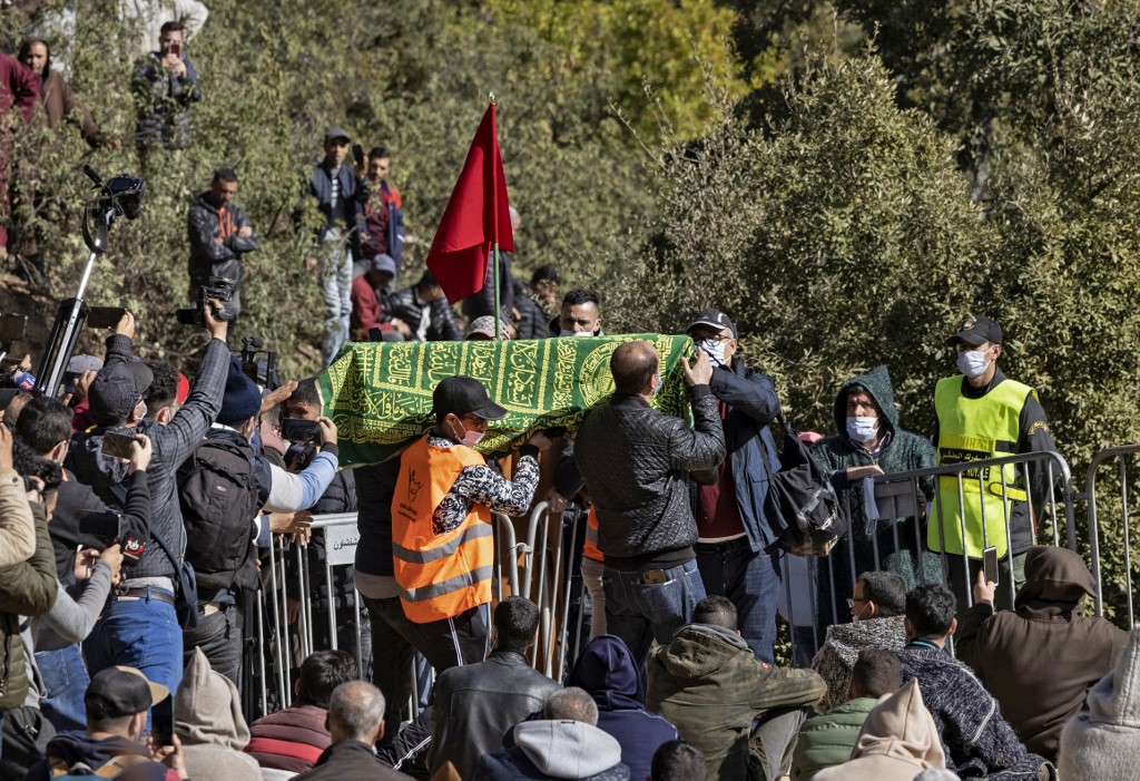 Centenas de pessoas comparecem ao enterro de menino que morreu em poço no Marrocos