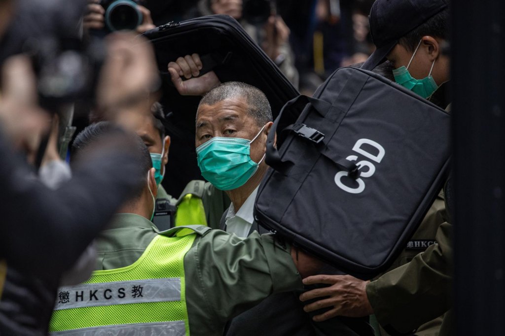 Magnata da imprensa pró-democracia de Hong Kong é condenado a 14 meses de prisão