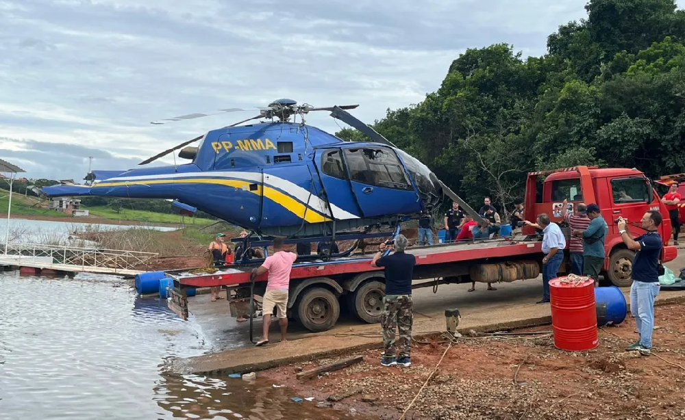 Helicóptero que caiu em Capitólio é retirado do Lago de Furnas