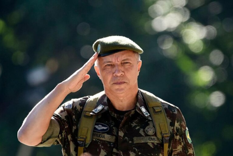 Lula demite comandante do Exército em meio a tensão com militares