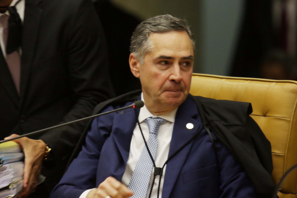 Barroso diz que dados vazados por Bolsonaro ajudam ‘milícias digitais’