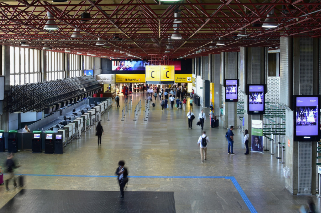 Aeroporto de Guarulhos tem pelo menos 25 voos cancelados por causa de bloqueio em rodovia