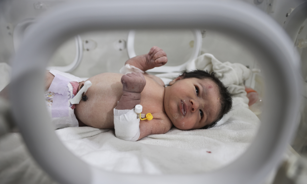 ‘Bebê milagrosa’ socorrida ainda com cordão umbilical na Síria se recupera bem