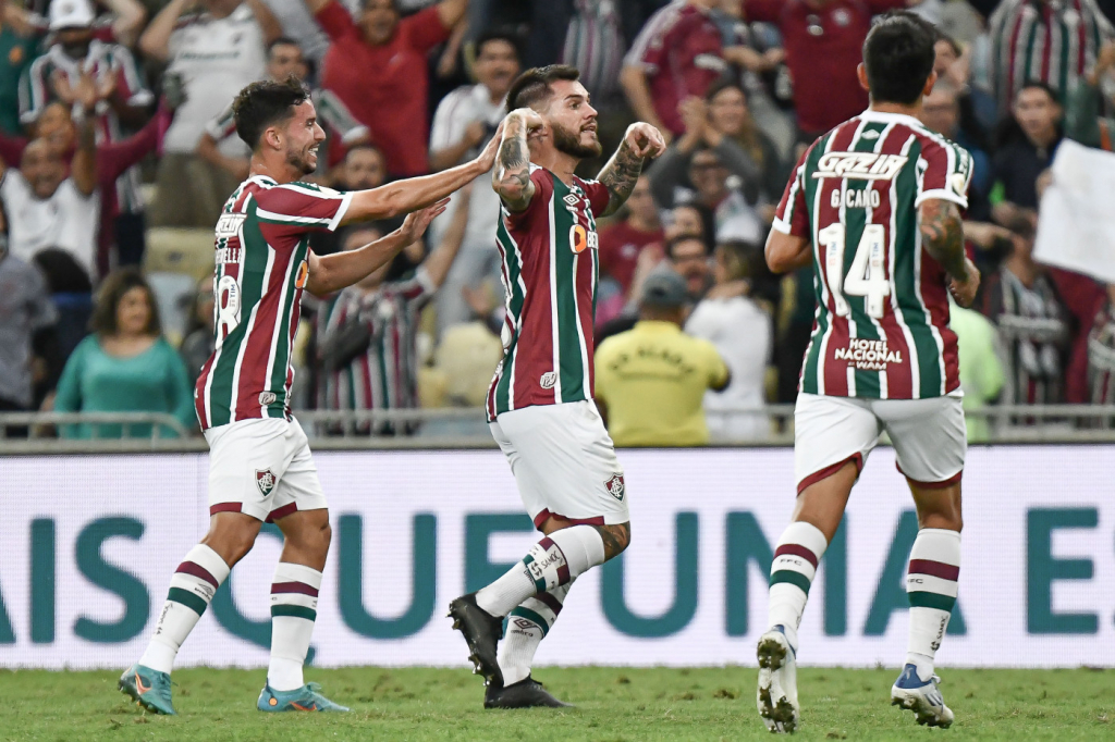 Fluminense goleia o Coritiba no Maracanã e assume a vice-liderança do Brasileirão