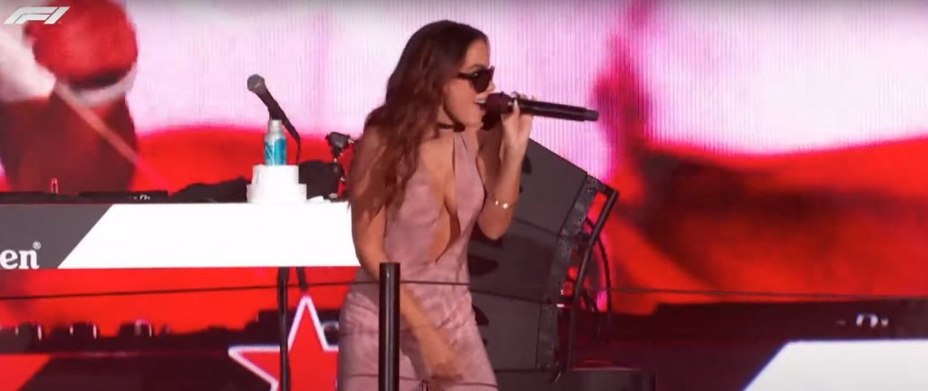 Anitta canta ‘Envolver’ em evento de abertura do GP de Fórmula 1 de Miami