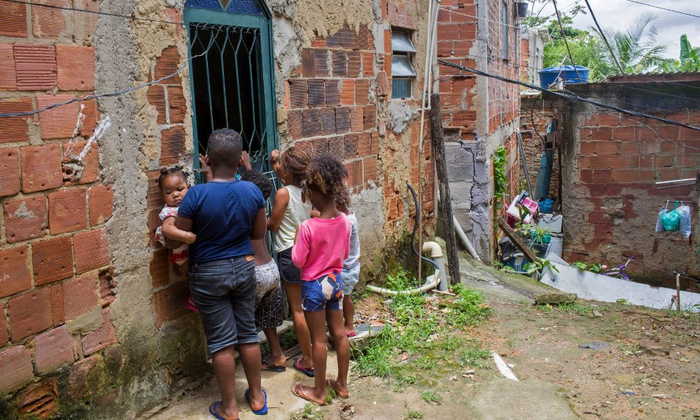 Extrema pobreza atinge quase 11 milhões de jovens no Brasil, aponta Fundação Abrinq