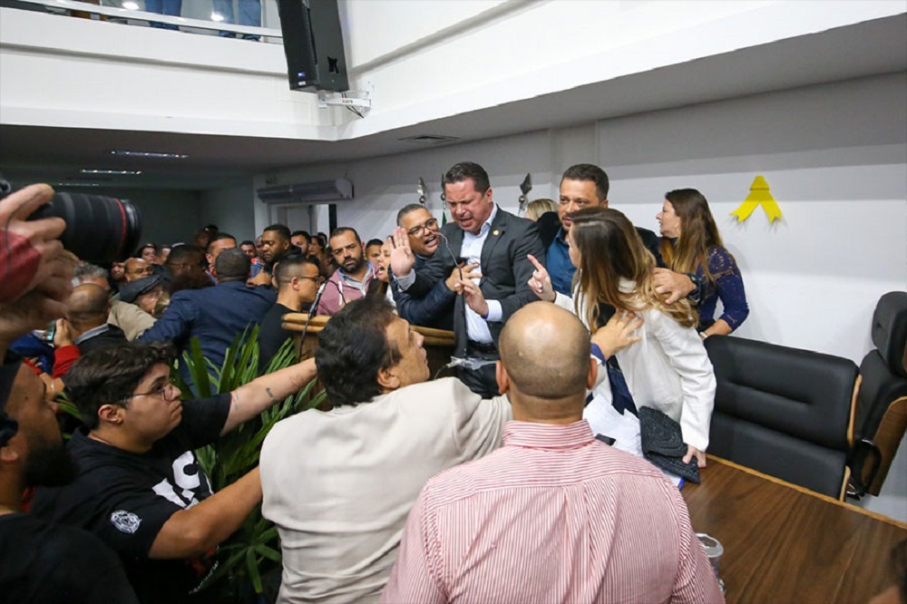 Sessão na Câmara de Vereadores de Taboão da Serra termina em pancadaria; veja vídeo