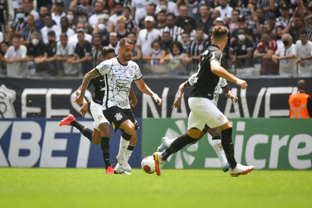 Corinthians vence RB Bragantino em jogo com novo técnico na arquibancada
