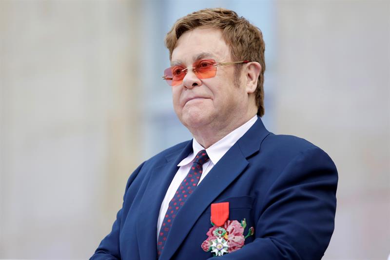 Elton John fala sobre perda de visão durante estreia de musical: ‘Eu não consegui ver, mas gostei’