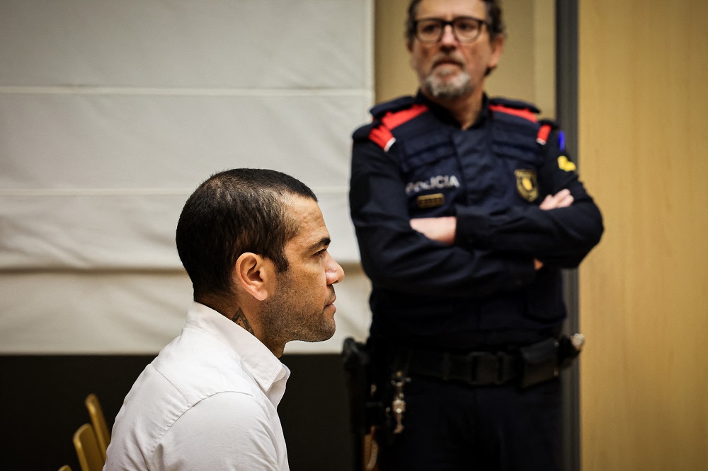Condenado por estupro, Daniel Alves pede liberdade provisória em audiência na Espanha