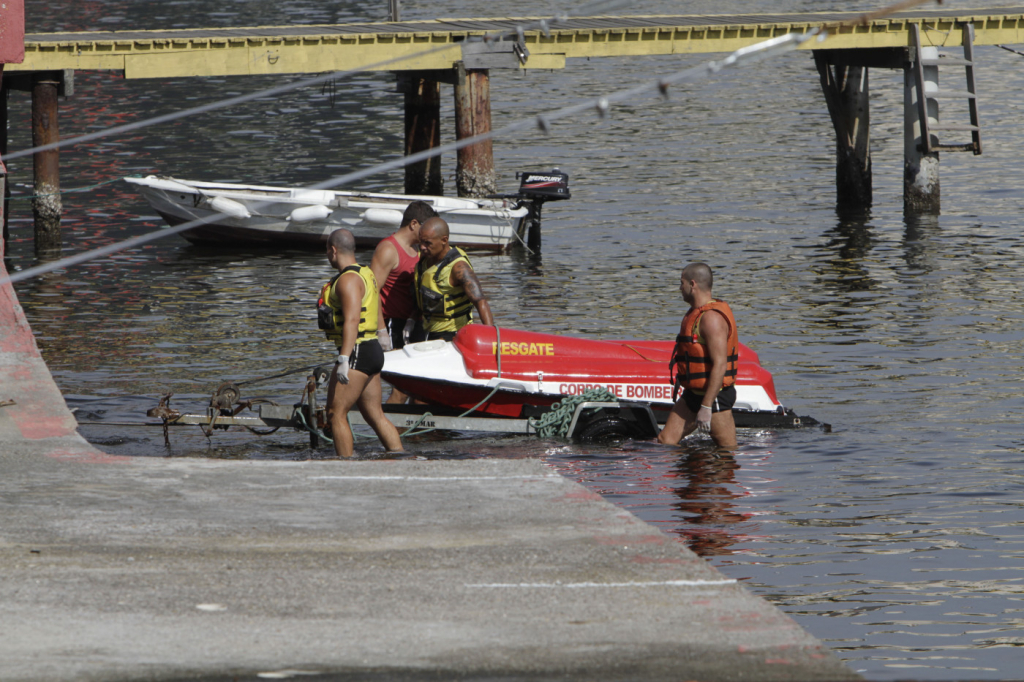 Correntezas na Baía de Guanabara levam busca por desaparecidos de naufrágio às praias do Rio