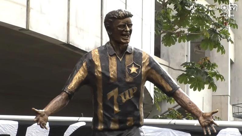 Botafogo inaugura estátua de Túlio Maravilha no Nilton Santos