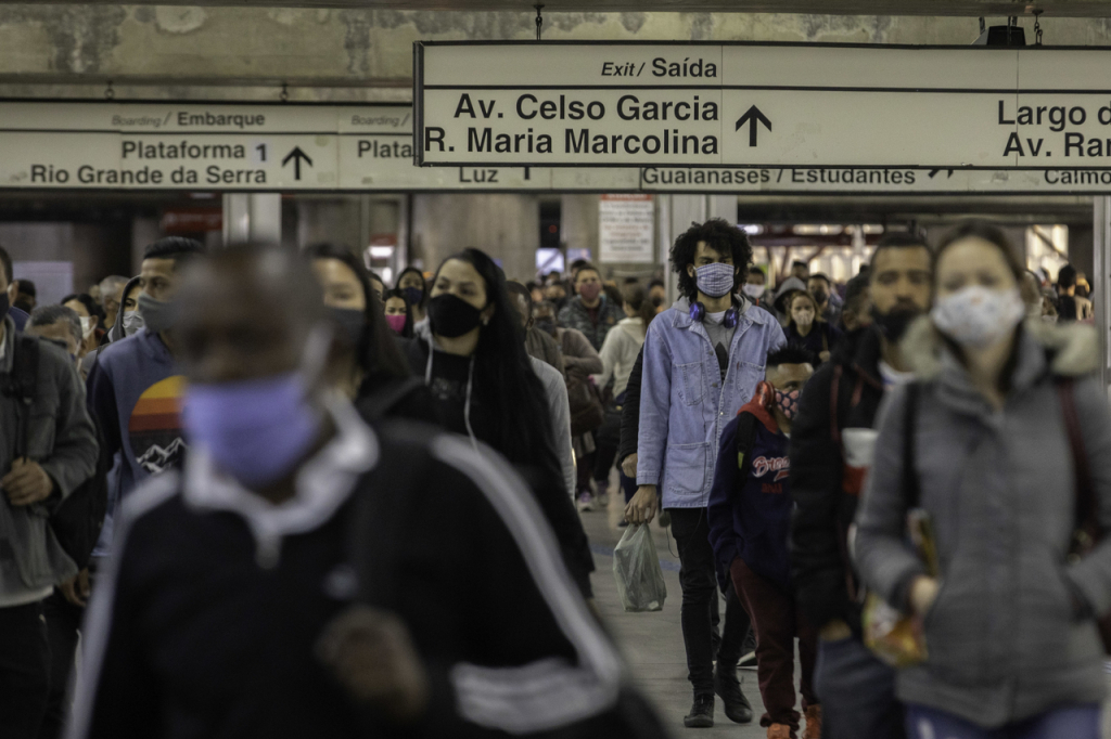 Uso de máscara deixa de ser obrigatório em Metrô, ônibus e trem a partir desta sexta em SP