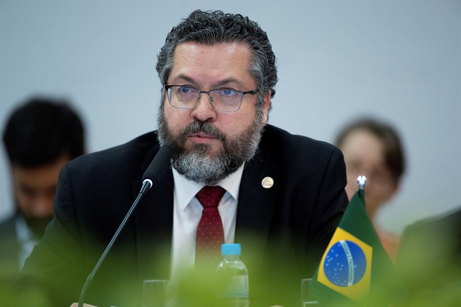 Ernesto Araújo diz que governo ‘virou a base do Centrão’