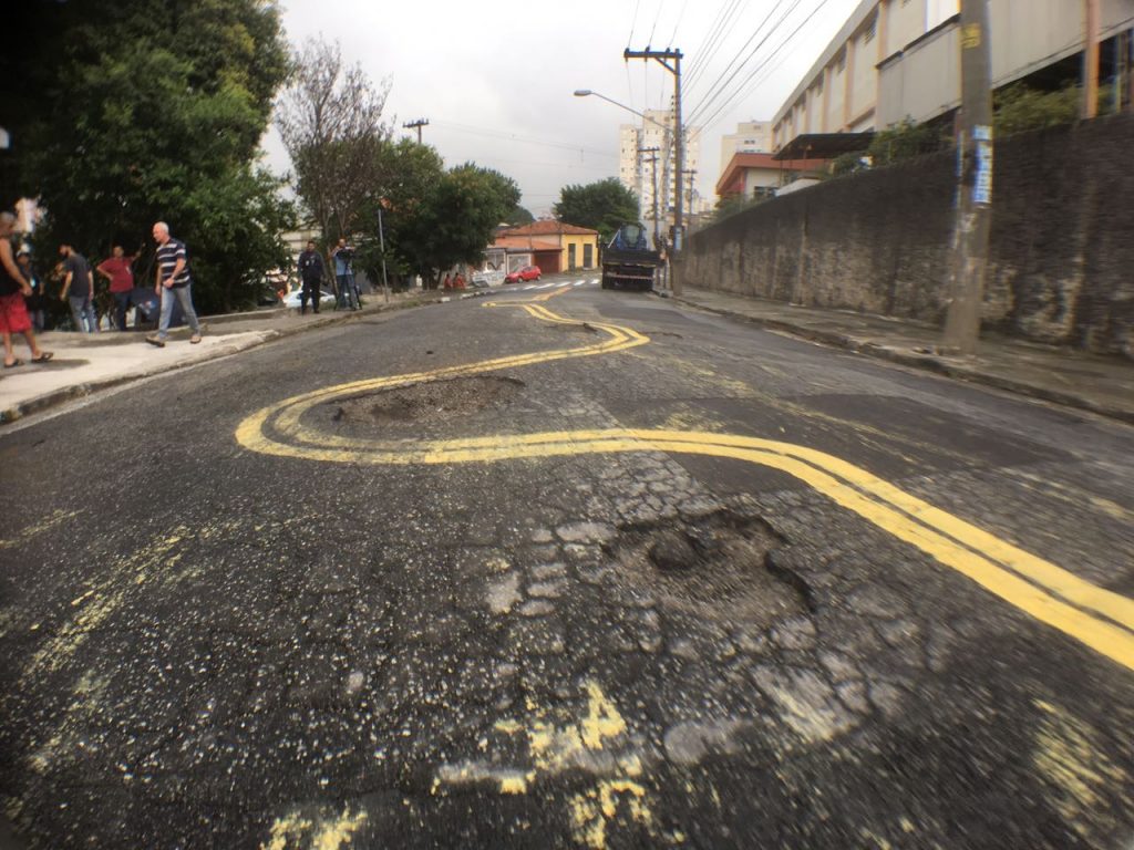 Buracos tomam conta das ruas de São Paulo e motoristas sentem no bolso