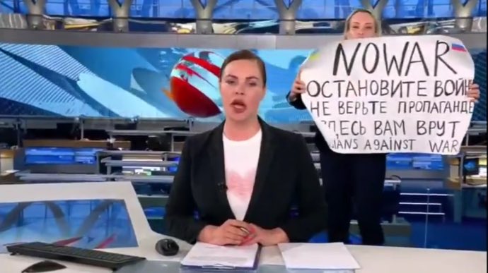 Funcionária de TV estatal russa é presa após protesto ao vivo