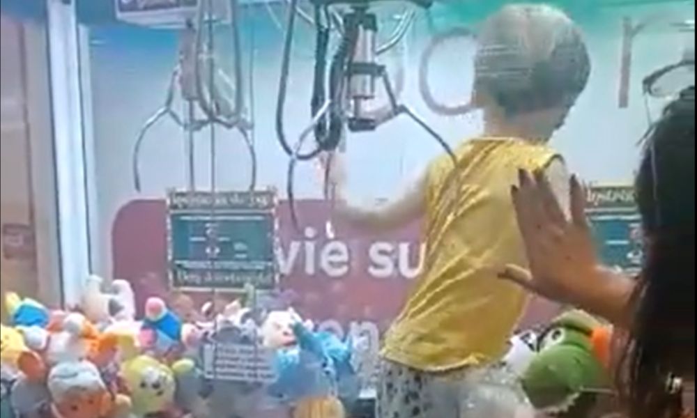 Criança fica presa em máquina caça-brinquedos de shopping no RJ